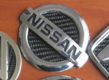  Карбоновая эмблема Nissan. 